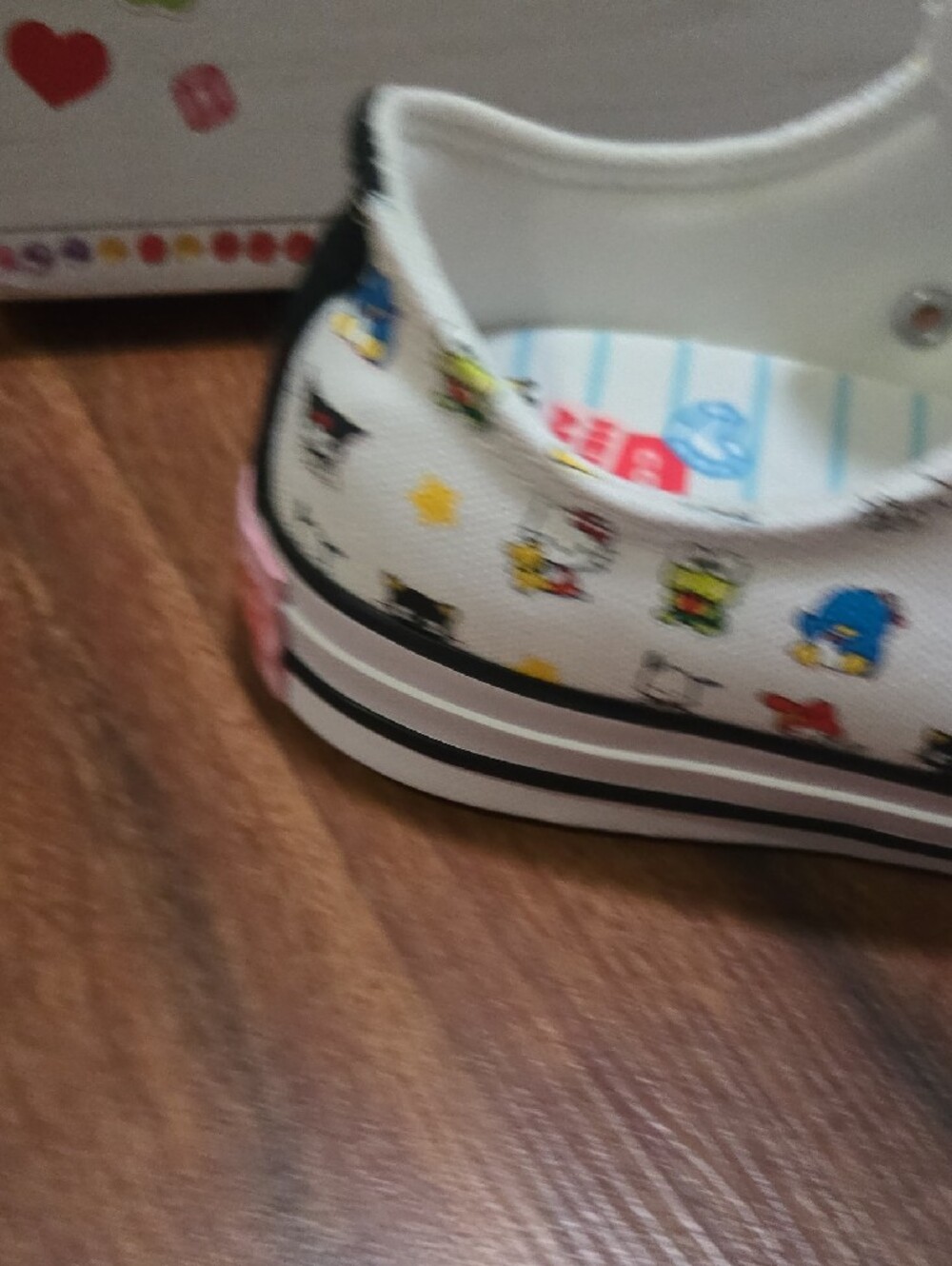 Converse  Low-Top Sneakers with Multicolor Cartoon Print Hello Kitty Sanrio Sz 8 - Picture 5 of 12